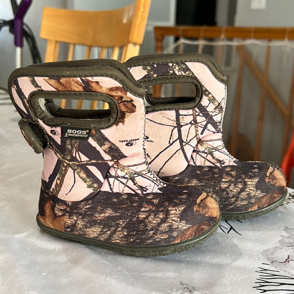 Pink Camo Bogs Toddler size 6